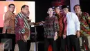 Menkunmham Yassona Laoly (ketiga kanan) bersama didampingi sejumlah menteri yang menerima buku Birokrasi Digital dalam peluncurannya di Jakarta, Senin (13/6). Buku berisi mengenai digitalisasi sistem birokrasi di Kemenkumham. (Liputan6.com/Helmi Afandi)