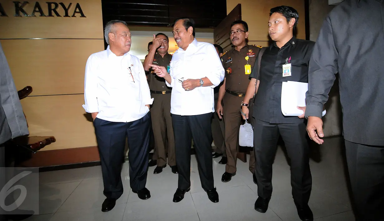 Jaksa Agung, HM Prasetyo (kedua kiri) bersama Menteri PUPR, Basuki Hadimuljono keluar ruangan usai penandatanganan berkas eksekusi rampasan Jalan Tol Lingkar Luar Seksi Pondok Pinang-Jagorawi di Jakarta, Rabu (16/3/2016). (Liputan6.com/Helmi Fithriansyah)