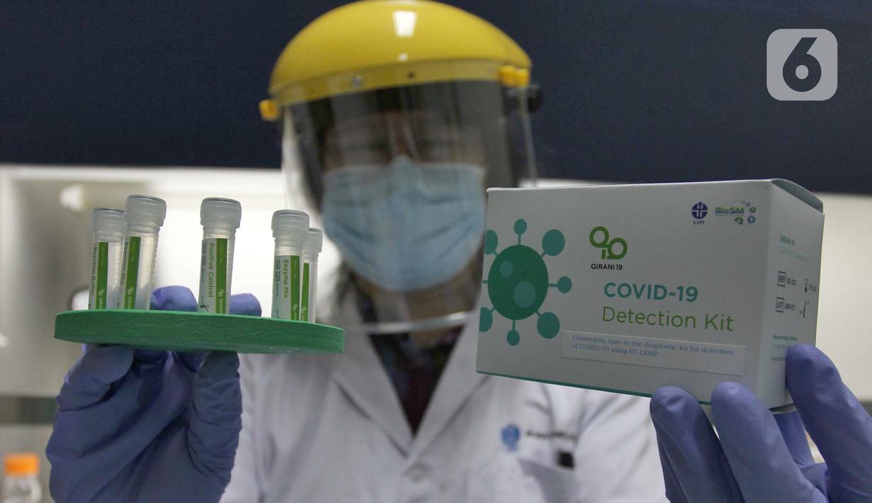 Doktor Tjandrawati Mozef Peneliti Biokimia Farmasi LIPI yang juga penemu menunjukan detection kit "QIRANI 19 " atau alat deteksi alternatif virus corona di Laboratorium Kimia Lembaga Ilmu Pengetahuan Indonesia (LIPI) Puspiptek Serpong, Tangerang Selatan, Rabu (26/8/2020). (merdeka.com/Arie Basuki)