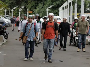 Peserta aksi damai 212 berjalan di sekitar Masjid Istiqlal, Jakarta, Kamis (1/12). Rencananya, ratusan ribu umat Islam akan melakukan aksi super damai 212 di halaman Monumen Nasional Jakarta. (Liputan6.com/Helmi Fithriansyah)