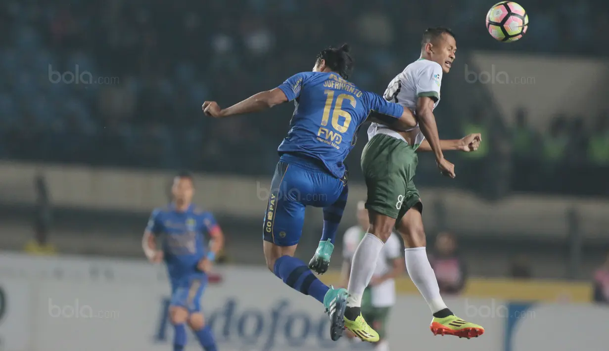 Duel pemain Persib Bandung, Juprianto dan pemain PS TNI, Sansan Husaeni (kanan) pada lanjutan Liga 1 2017 di Stadion Si Jalak Harupat, Sabtu (05/8/2017). Persib menang 3-1. (Bola.com/Nicklas Hanoatubun)