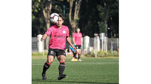 5 Potret Andik Vermansah Bermain Sepak Bola Bareng Selebritis FC, Jaga Kebugaran