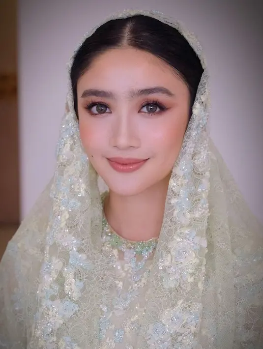 Tak hanya busananya, makeup Febby yang dipulas oleh @upanduvan turut menjadi sorotan. [@upanduvan].