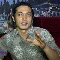 Abimana Aryasatya mengaku mulai jenuh main film, ia ingin berkarya di balik layar.