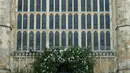 Karangan bunga menghiasi pintu barat dan tangga Kapel St George untuk upacara pernikahan Pangeran Harry dan Meghan Markle di Kastil Windsor, Inggris, Sabtu (19/5). (Pangeran Harry dan Meghan Markle akan menikah di Kastil Windsor. (Danny Lawson/POOL/AFP)
