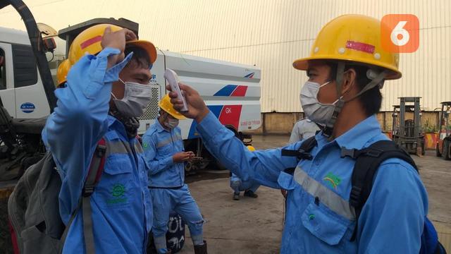 pekerja IMIP melakukan uji suhu tubuh