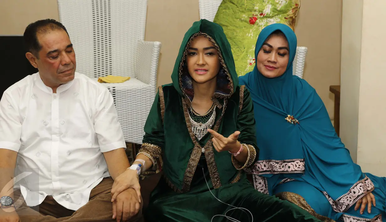 Julia Perez didampingi keluarganya memberikan keterangan usai acara pengajian di kediaman sang ibu, Sri Wulansih, di Kelapa Dua, Depok, Kamis (29/12). Pengajian ini guna mendoakan kesembuhan kanker serviks yang diidap Jupe. (Liputan6.com/Herman Zakharia)