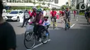 Warga beraktivitas menggunakan sepeda di kawasan Bundaran HI, Jakarta Pusat, Minggu (8/11/2020). Menurut Wagub DKI Jakarta Ahmad Riza Patria, angka kematian karena kasus COVID-19 mulai menurun. (Liputan6.com/Faizal Fanani)