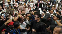 Ketua Umum Partai Solidaritas Indonesia (PSI) Kaesang Pangarep diserbu para Pekerja Migran Indonesia (PMI) untuk swafoto (selfie) saat hendak menghadiri pertemuan dengan relawan dan kader PSI di Kuala Lumpur, Malaysia, Minggu (21/1/2024). (Ist).