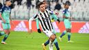 Penyerang Juventus, Paulo Dybala berselebrasi usai mencetak gol ke gawang Udines pada pertandingan lanjutan Liga Serie A Italia di Allianz Stadium di Turin, Minggu (16/1/2022). Juventus menang atas Udinese 2-2. (AFP/ Isabella Bonotto)