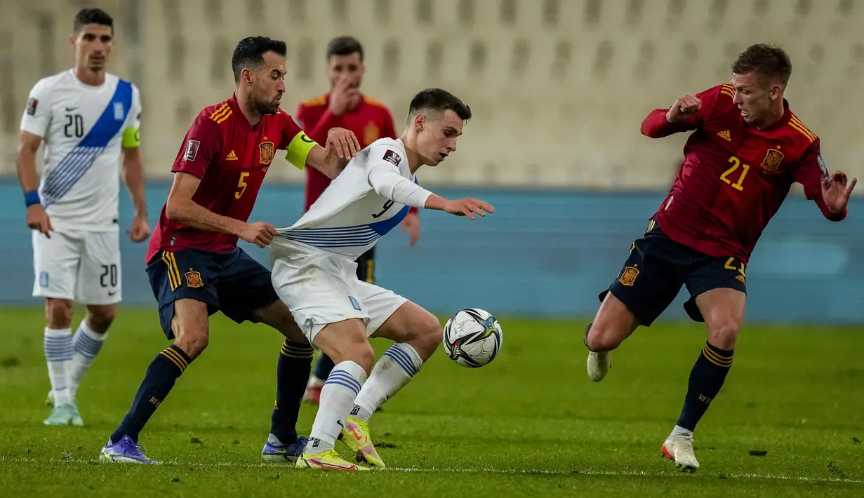 Gelandang timnas Spanyol Sergi Busquets (kiri) berebut bola dengan penyerang Yunani Anastasios Douvikas pada laga Kualifikasi Piala Dunia 2022 zona Eropa Grup B di Olympic stadium, Jumat (12/11/2021) dini hari WIB. Spanyol menaklukkan tuan rumah Yunani dengan skor 1-0. (AP Photo/Thanassis Stavrakis)