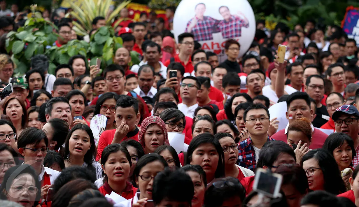 Sejumlah warga beratribut merah dan putih memadati halaman Balai Kota DKI Jakarta, Rabu (10/5). Ratusan warga menggelar aksi simpatik untuk Basuki Tjahaja Purnama atau Ahok dengan menyanyikan tiga lagu nasional dipimpin Addie MS (Liputan6.com/Johan Tallo)