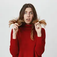 Rambut rusak tidak selamanya sembuh dengan perawatan rutin, jika kebiasaan ini masih dilakukan. Yuk, segera hindari kebiasaan di bawah ini. (Foto dok: Freepik/cookie_studio).