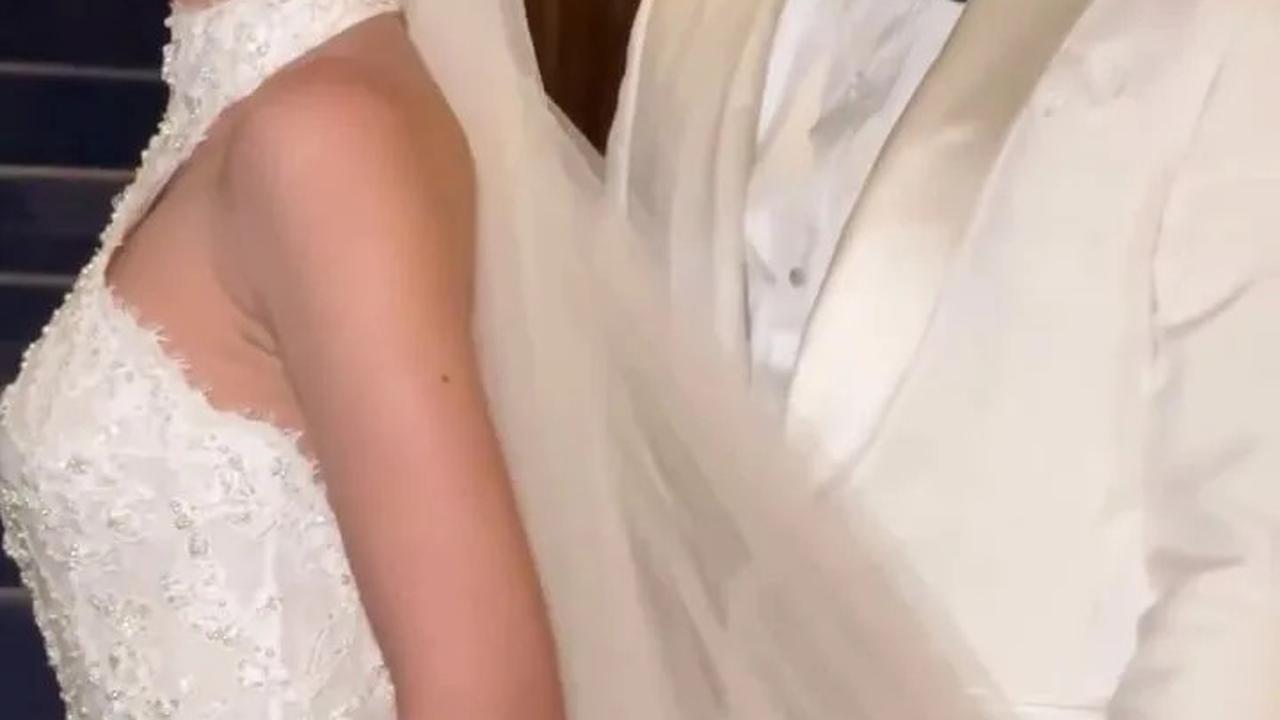 9 Potret Detail Dress Alyssa Daguise di Intimate Dinner Pernikahan dengan Al Ghazali