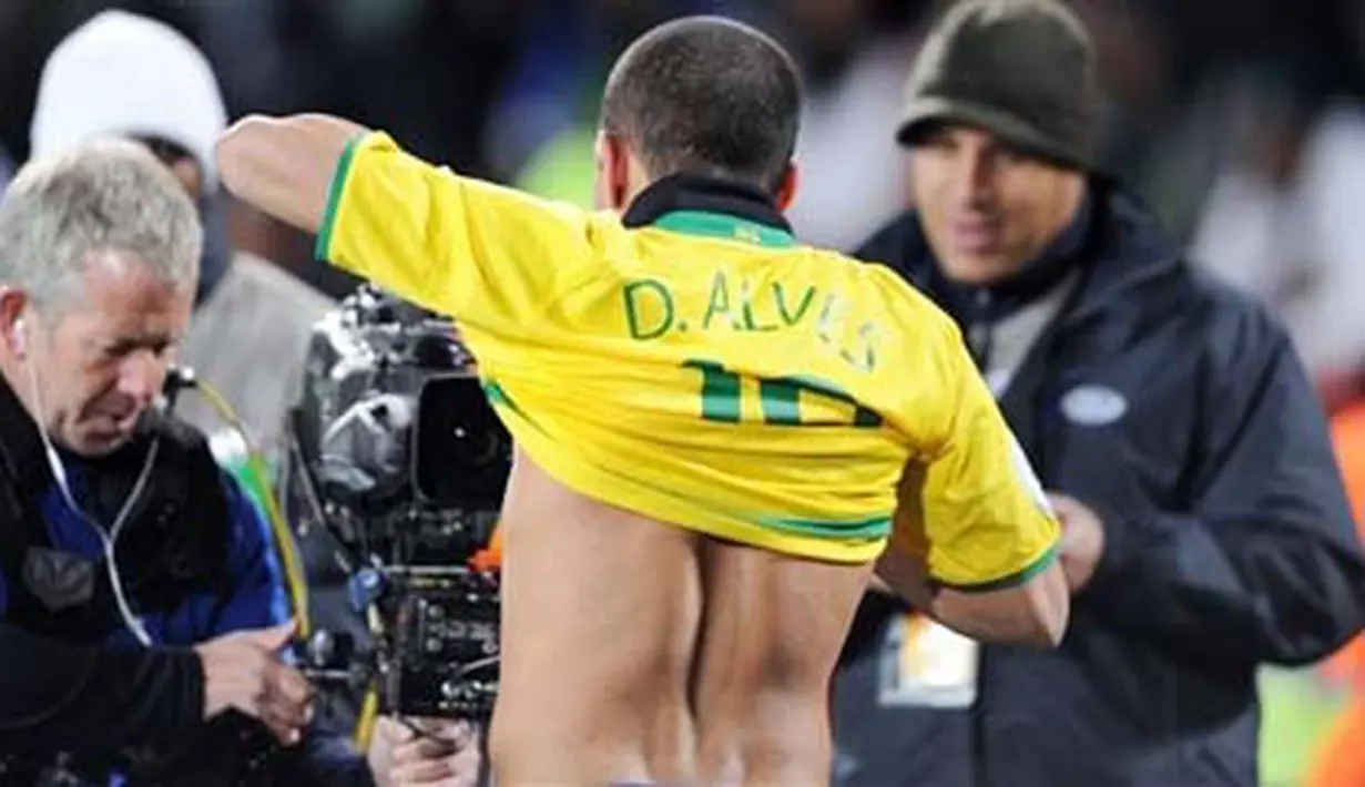 Bek Brasil, Daniel Alves merayakan golnya ke gawang Afrika Selatan di babak semifinal Piala Konfederasi yang berlangsung di Ellis Park, Johannesburg, 25 Juni 2009. Brasil unggul 1-0. AFP PHOTO / ANTONIO SCORZA 