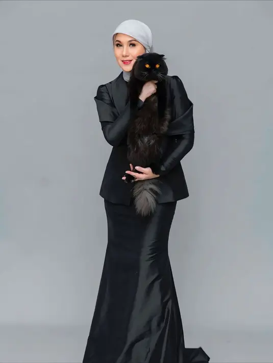 Marini Zumarnis kenakan busana serba hitam yang padukan blazer dan rok panjang berpotongan mermaid [@marinizurmanisreal]