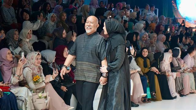 Potret Indro Warkop Jadi Model Catwalk