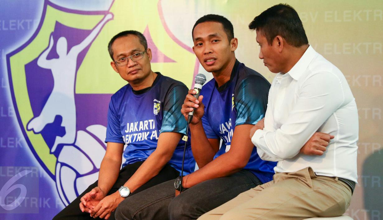Kapten tim putra Jakarta Elektrik PLN, Sigit Hermanto (tengah) menjawab pertanyaan wartawan di FX Senayan, Jakarta, (3/2). Jakarta Elekrik PLN mempersiapkan 13 pemain lokal dan 2 pemain asing untuk tim putra dan putri. (Liputan6.com/Yoppy Renato)