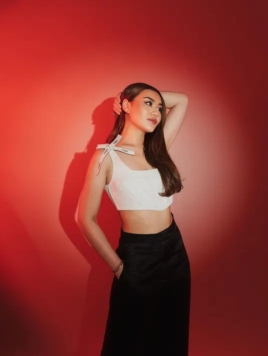 OOTD simpel ala Aaliyah Massaid. Ia terlihat mengenakan cropped top putih dipadu high-waited pants berwarna hitam. [Foto: Instagram/aaliyah.massaid]