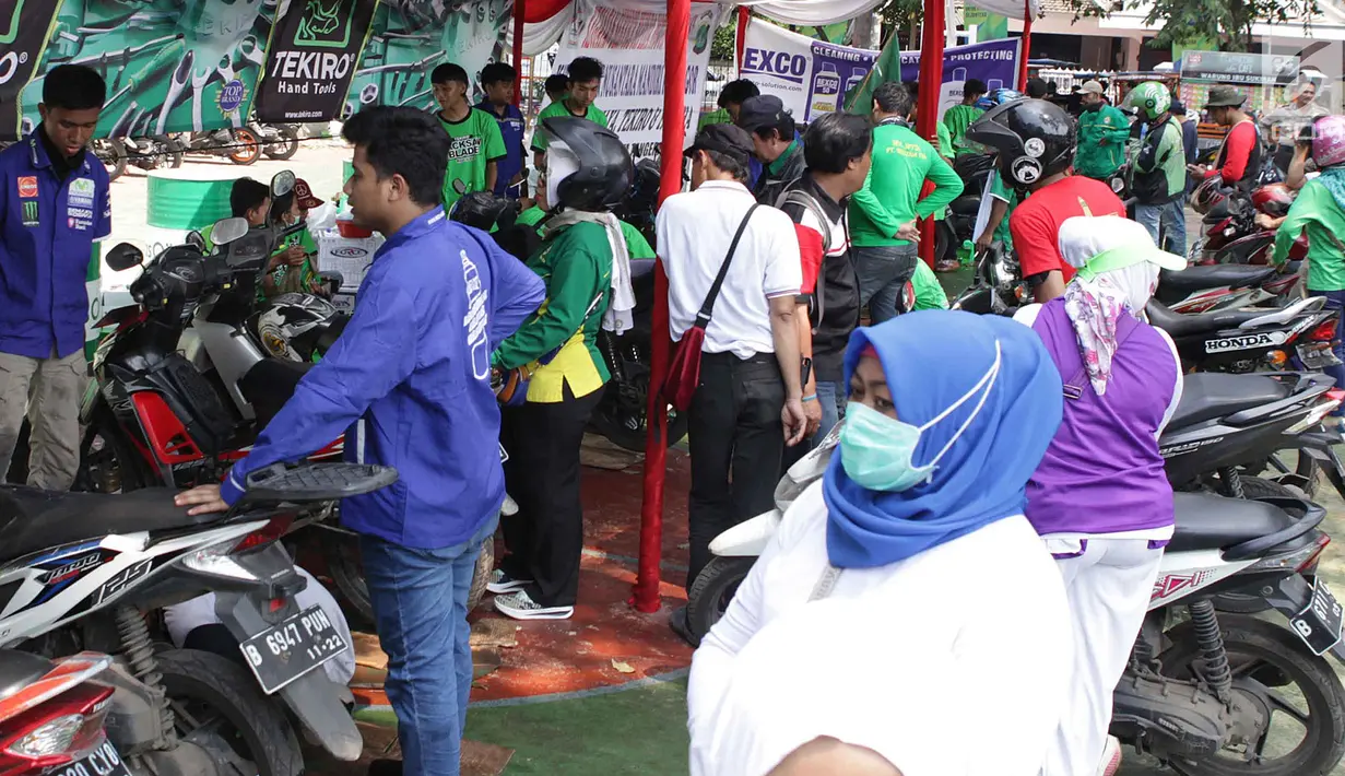 Suasana Servis dan ganti oli motor gratis untuk para buruh di Lapangan Ahmad Yani, Tangerang, banten (1/5). Servis dan ganti oli motor gratis ini dalam rangka peringatan Hari Buruh Sedunia. (Merdeka.com/Arie Basuki)
