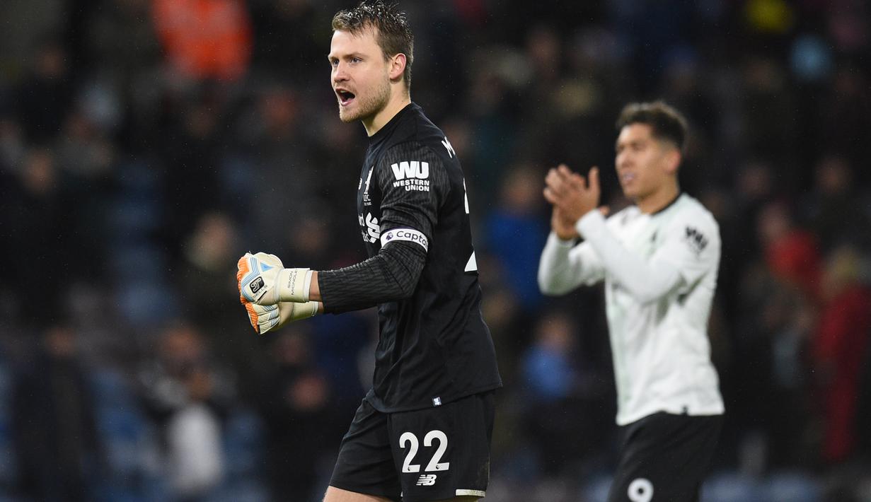 Kiper Liverpool, Simon Mignolet dan rekannya merayakan kemenangan atas Burnley pada lanjutan Premier League di Turf Moor, Burnley, (1/1/2018). Liverpool menang 2-1 atas Burnley.  (AFP/Oli Scarff)