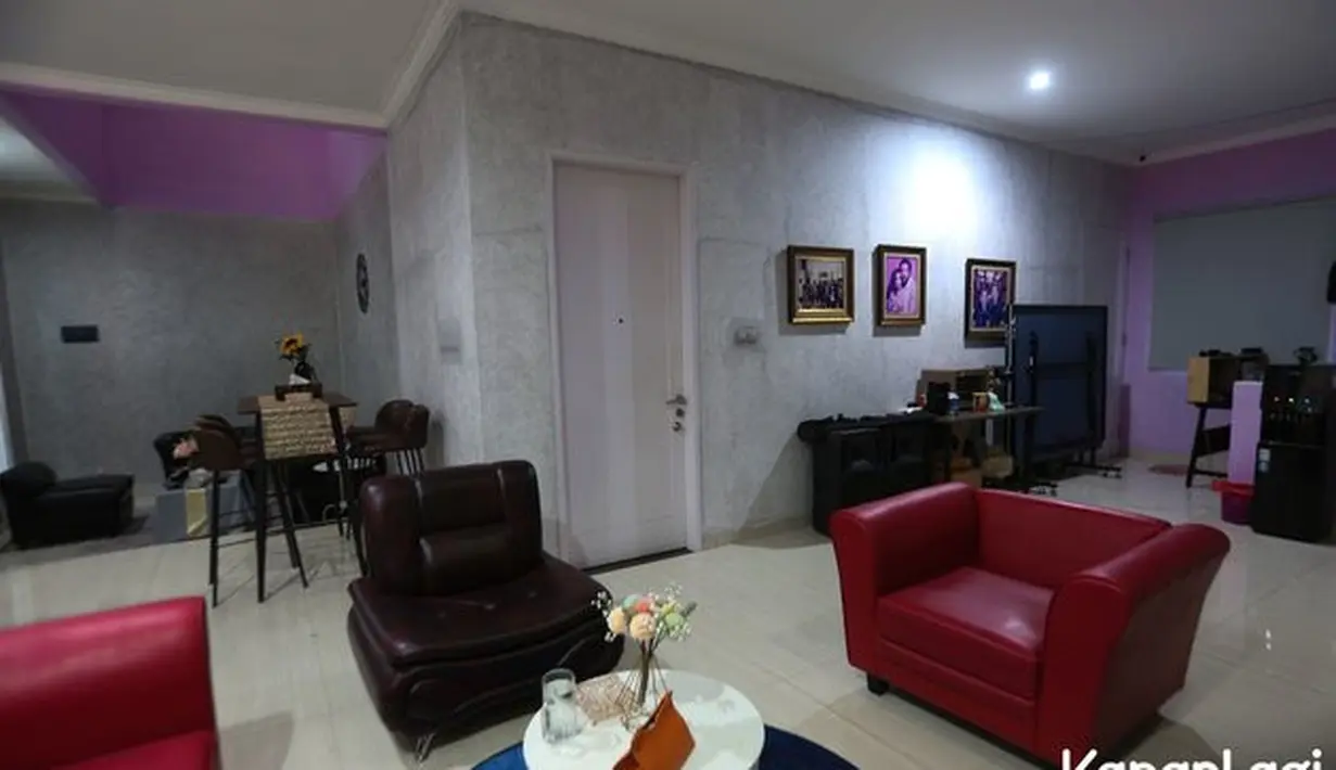 Berikut ruang tamu rumah pasangan Rey Utami dan Pablo. Rumah tampak nyaman dengan warna untuk dinding hingga parabot rumah. Seperti sofa untuk terima tamu. [Foto: KapanLagi.com®/Budy Santoso]