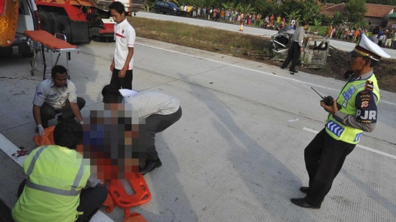 Evakuasi korban tewas kecelakaan maut di Tol Cipali