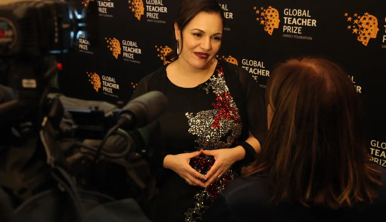 Guru sekolah di Inggris, Andria Zafirakou menjawab pertanyan media usai memenangkan Penghargaan Guru Terbaik Dunia di Dubai, Minggu (18/3). Penganugerahan tahunan Varkey Foundation Global Teacher Prize ini merupakan yang keempat kalinya. (AP/Jon Gambrell)