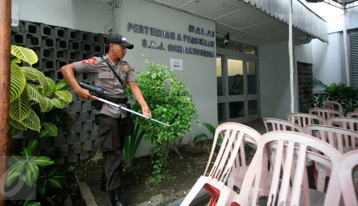 Petugas Gegana Polda DIY menyisir area luar GKJ Gondokusuman Yogyakarta menjelang perayaan Paskah, Kamis (24/3). Penyisiran dilakukan sebagai antisipasi untuk menghindari kemungkinan adanya teror dari oknum yang tak bertanggung jawab. (Foto: Boy Harjanto)