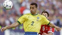Cafu. Eks bek kanan yang kini berusia 52 tahun dan telah pensiun pada Maret 2009 bersama Garforth Town ini tercatat sebagai pengoleksi caps terbanyak bersama Timnas Brasil dalam ajang Piala Dunia. Ia total bermain 20 laga dalam 4 edisi Piala Dunia mulai 1994 hingga 2006 dengan torehan 4 assist. Dalam 4 edisi tersebut ia selalu menjabat kapten tim dan mampu mempersembahkan 2 trofi juara pada 1994 dan 2002. (AFP/Patrick Kovarik)