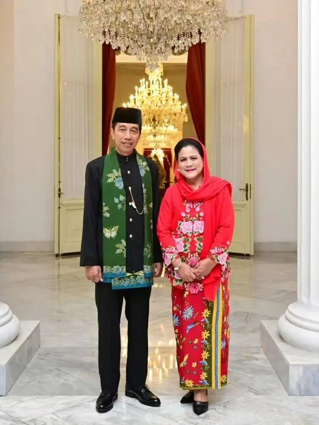 Jokowi dan Iriana pakai baju adat