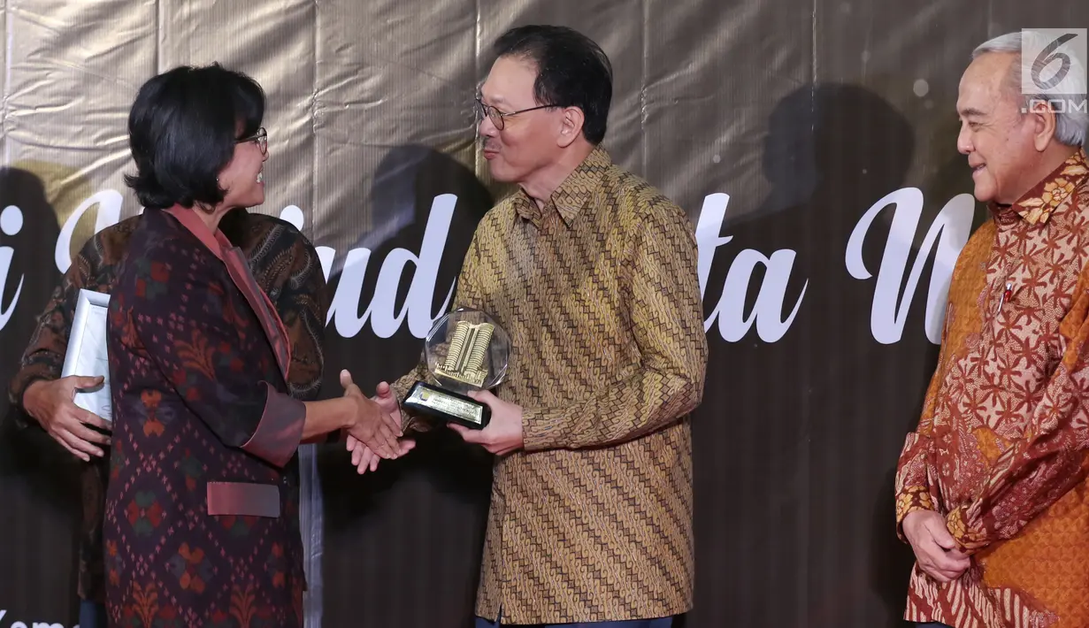 Menkeu Sri Mulyani (kiri) memberikan apresiasi dan penghargaan kepada President Commissioner EMTEK Eddy Kusnadi Sariaatmadja di Jakarta, Rabu (13/3). Ada enam pengusaha yang mendapat penghargaan ini. (Liputan6.com/JohanTallo)
