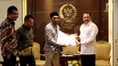 Ketua DPR Bambang Soesatyo (kanan) foto bersama musisi Glenn Fredly (dua kanan) dan anggota Komisi X Anang Hermansyah (dua kiri) usai pertemuan di Ruang Pimpinan DPR Gedung Nusantara III, Jakarta, Rabu (4/4). (Liputan6.com/Johan Tallo)