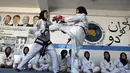 Dua gadis Afghanistan saling menyerang selama sesi pelatihan taekwondo di sebuah klub swasta di Kabul, Afghanistan pada 1 Maret 2021. Latihan bela diri ini mengupayakan para perempuan di Afghanistan bisa melindungi dirinya sendiri. (AP Photo/Rahmat Gul)
