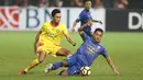 Pemain Bhayangkara, Dany Saputra (kiri) mengawal ketat pemain Persib Bandung, Febri Hariyadi  pada laga Liga 1 2017 di Stadion Patriot, Bekasi, Minggu (04/06/2017). (Bola.com/Nicklas Hanoatubun)