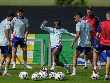 Penyerang Spanyol Lamine Yamal (tengah) mengambil bagian dalam sesi latihan bersama rekan satu timnya menjelang pertandingan Grup B Euro 2024 di base camp di Donaueschingen, Jerman, Rabu (19/6/2024). (AP Photo/Manu Fernandez)