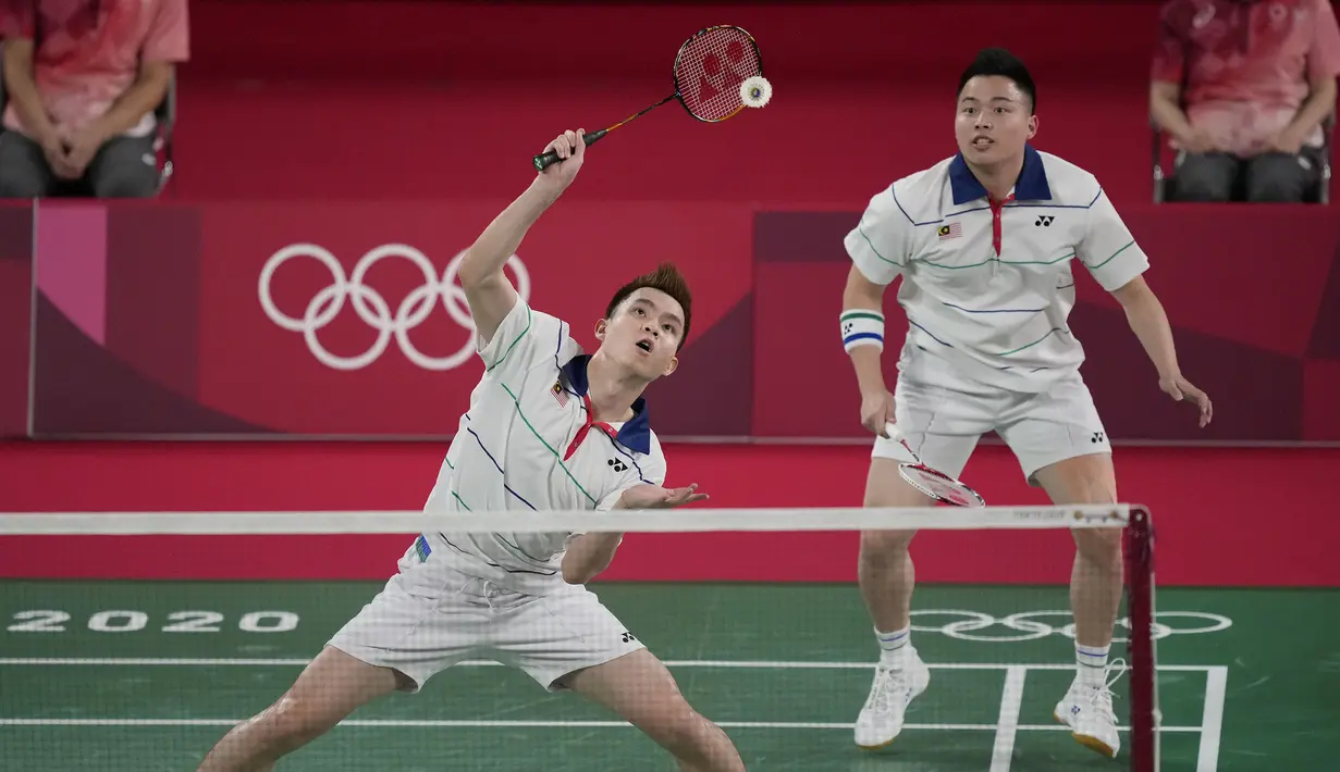 Namun, pasangan Chia/Soh mampu memperkecil defisit ketertinggalan bahkan menyamakan skor menjadi 13-13 setelah interval gim pertama. Pasangan Ahsan/Hendra berhasil bangkit dan mengakhiri gim pertama dengan skor 21-16. (Foto: AP/Dita Alangkara)