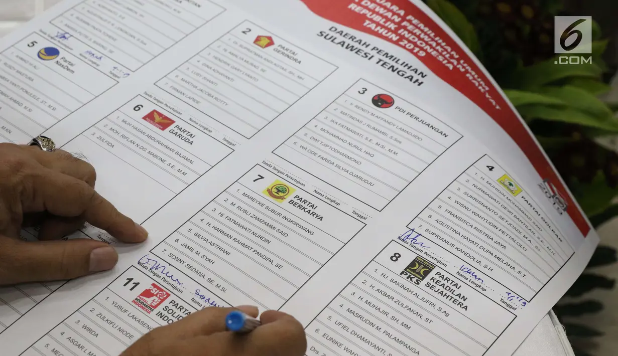 Perwakilan partai politik memvalidasi dan menandatangani persetujuan surat suara pemilihan Presiden dan Wakil Presiden serta anggota DPR RI pemilu 2019 di Jakarta, Jumat (4/1). (Liputan6.com/Helmi Fithriansyah)