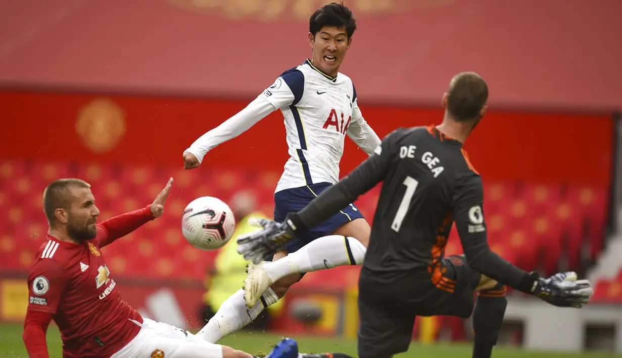 Pemain Tottenham Hotspur Son Heung-min (tengah) mencetak gol ke gawang Manchester United pada pertandingan Liga Premier Inggris di Old Trafford, Manchester, Inggris, Minggu (4/10/2020). Tottenham Hotspur mengalahkan Manchester United 6-1. (Oli Scarff/Pool via AP)