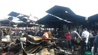 Kebakaran yang melanda Pasar Bawah Bukittinggi pada Sabtu dini hari (11/9/2021), menyebabkan 300 kios pedagang hangus terbakar. (Liputan6.com/ Novia Harlina)