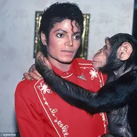 Michael Jackson dan Bubbles. Foto: via dailymail.co.uk