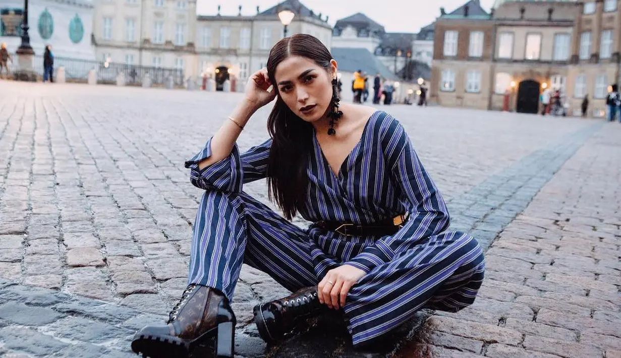 Jessica Iskandar, baik di panggung maupun di kesehariannya tak jarang terlihat dengan penampilannya yang glamor dan mewah. Namun ternyata, melihat dari akun Instagram @fashion_jedar, tak semuanya memiliki harga yang tinggi. (Instagram/inijedar)