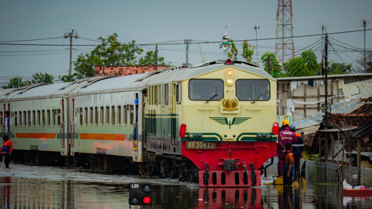 Area Banjir Pekalongan Dapat Dilalui Terbatas, 34 Perjalanan Kereta Masih Dibatalkan