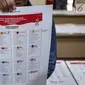 Petugas menunjukkan contoh surat suara Pemilu 2019 di Kantor Komisi Pemilihan Umum (KPU), Jakarta, Kamis (13/12). Proses validasi ini berlangsung hingga 17 Desember 2018. (Liputan6.com/Faizal Fanani)