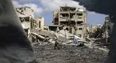 Seorang anak laki-laki berjalan di antara puing-puing di lokasi serangan rudal Iran di Bnei Brak, sebelah timur Tel Aviv, pada 16 Juni 2025. (JOHN WESSELS/AFP)