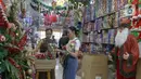 Penjualan pernak-pernik Natal di Pasar Asemka Jakarta pun mengalami peningkatan. (Liputan6.com/Herman Zakharia)