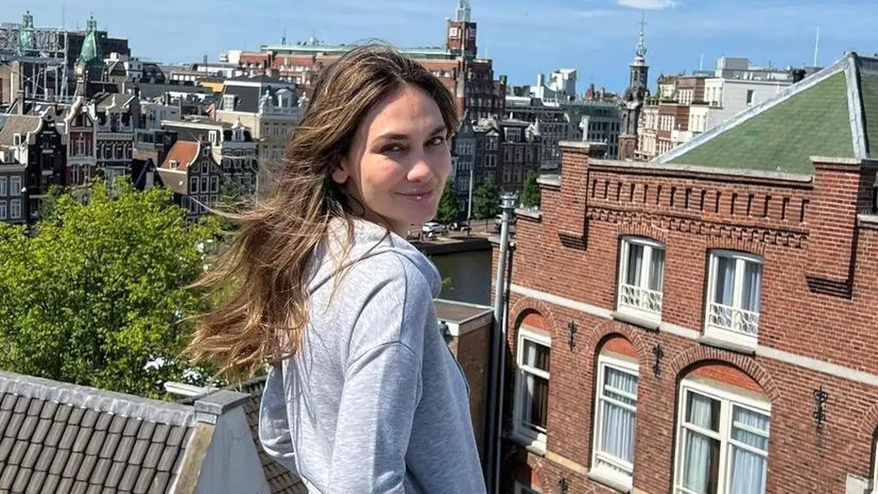 11 Potret Luna Maya Liburan di Amsterdam dan Paris, Tetap Memesona dengan Outfit Casual