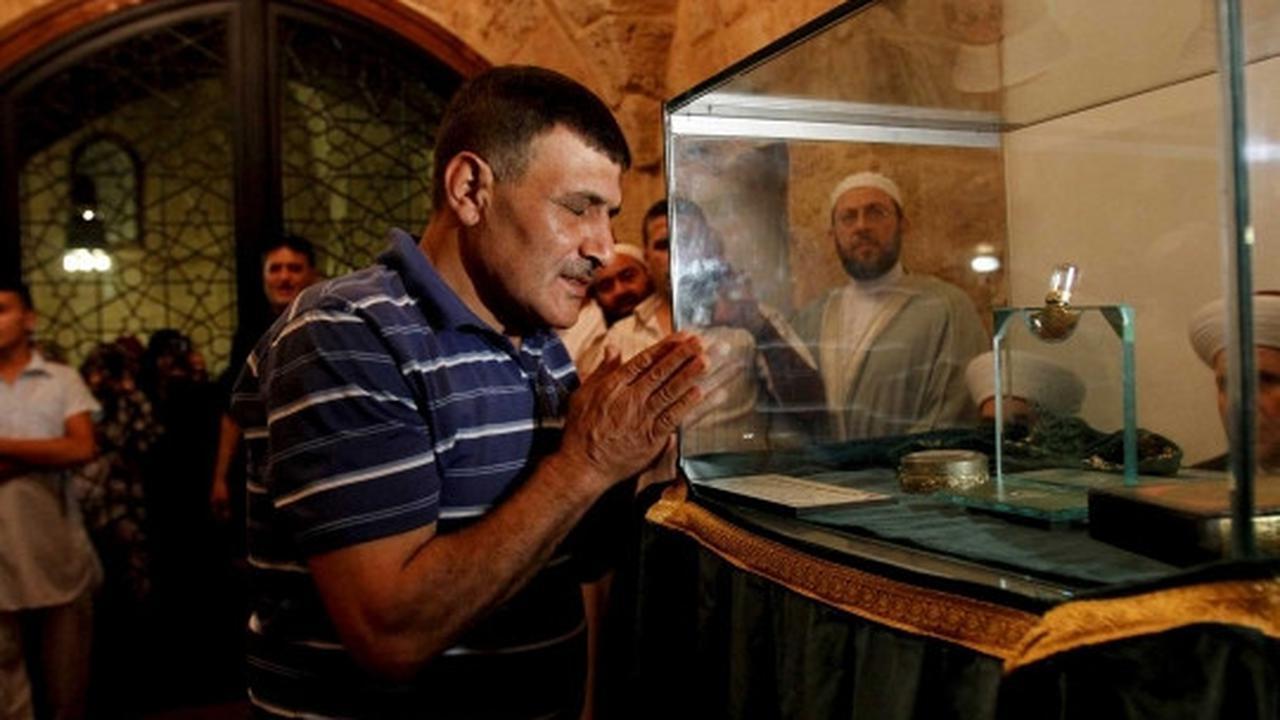 Berdoa dan mencium benda peninggalan Nabi Muhammad SAW
