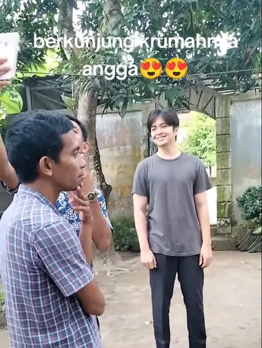 "salim dulu ya sma aku angga🤣🤣 dia yang keliling salam2an sma kita.. baik banget," tulis riniandriani0k sebagai caption. [TikTok/riniandriani0k]