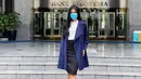 Mix and match rok midi, coat, dan blouse putih untuk gaya ke kantor yang stylish. [IG @erinagudono]